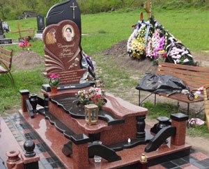 Одинарные надгробные памятники из гранита - Львов.