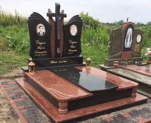 Двойные надгробные памятники из гранита - Львов.